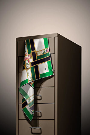 100% Twill İpek Şeritli Çiçek Desenli Zümrüt Yeşili - Krem Renkli 90x90 Dikim Şekli : El Dikişi Eşarp