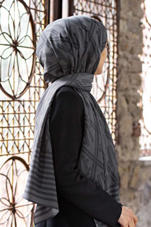 LÜKS MEDİNE MONOGRAM DESENLİ FÜME RENKLİ 75X195 KIRIŞMAZ ŞAL MOSS KREP DİKİŞ TİPİ İTALYAN DİKİŞLİ