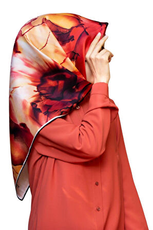 %100 Twill İpek Batik Çiçek Desenli Hardal - Kırmızı Renkli 90x90 Eşarp Kenar Dikiş Şekli El Dikişli