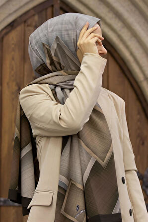 LÜKS MEDİNE İPEĞİ DOKULU KARO DESENLİ BEJ - KAHVERENGİ RENKLİ 75X195 KIRIŞMAZ ŞAL MOSS KREP DİKİŞ TİPİ İTALYAN DİKİŞLİ