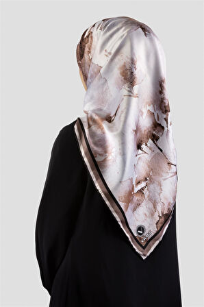 Rayon Sulu Boya Çiçek Desenli Bej Renkli 90x90 Dikim Şekli : El Dikişi Eşarp (İpek İçermez)