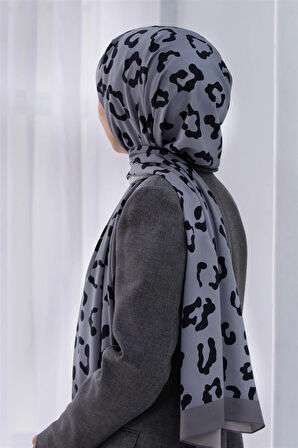 LÜKS MEDİNE İPEĞİ LEOPAR DESENLİ GÜMÜŞ RENKLİ 75X195 KIRIŞMAZ ŞAL MOSS KREP DİKİŞ TİPİ İTALYAN DİKİŞLİ