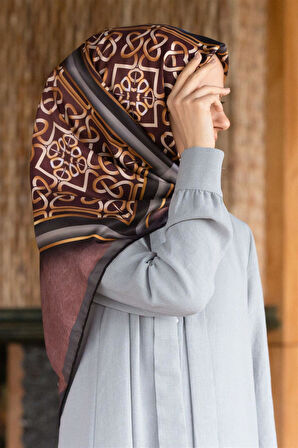 Twill Gold Çerçeveli Barok Desenli Pudra Renkli 90x90 Eşarp (İpek İçermez) Kenar Dikiş Şekli El Dikişli