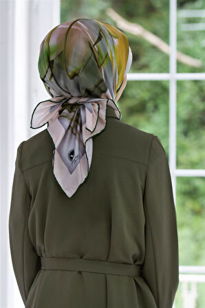 Twill Çiçek Tablo Desenli Zümrüt Yeşili Renkli 90x90 Eşarp (İpek İçermez) Kenar Dikiş Şekli El Dikişli