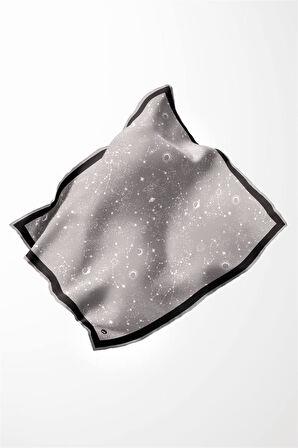 Twill Galaksi Desenli Gri Renkli 90x90 Eşarp (İpek İçermez) Kenar Dikiş Şekli El Dikişli