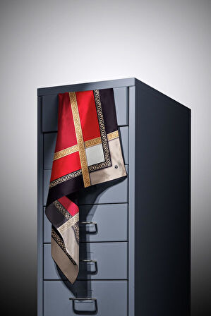 %100 Twill İpek Geometrik Desenli Kırmızı - Bej Renkli 90x90 Eşarp Dikim Şekli : El Dikişi