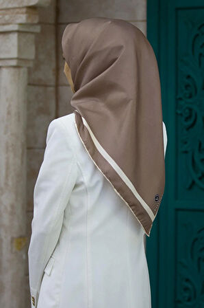 100% Twill İpek Düz Renk Bordür Desenli Taş - Krem Renkli Daha Tok Exclusive Serisi 90x90 Dikim Şekli : El Dikişi Eşarp