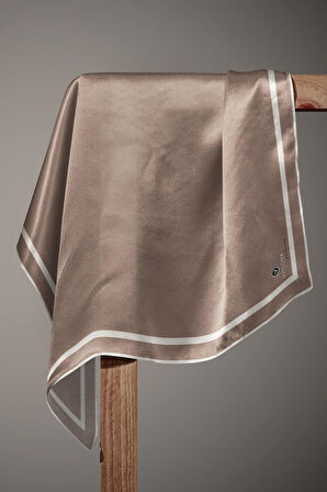 100% Twill İpek Düz Renk Bordür Desenli Taş - Krem Renkli Daha Tok Exclusive Serisi 90x90 Dikim Şekli : El Dikişi Eşarp