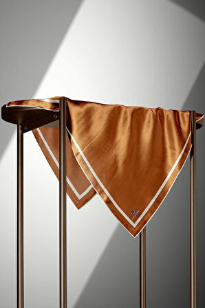 100% Twill İpek Düz Renk Bordür Desenli Hardal - Krem Renkli Daha Tok Exclusive Serisi 90x90 Dikim Şekli : El Dikişi Eşarp