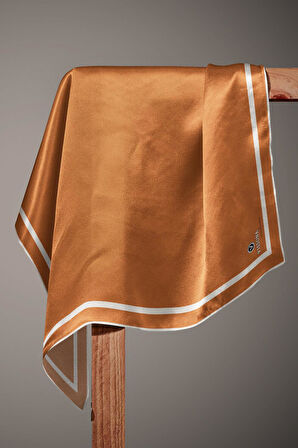 100% Twill İpek Düz Renk Bordür Desenli Hardal - Krem Renkli Daha Tok Exclusive Serisi 90x90 Dikim Şekli : El Dikişi Eşarp