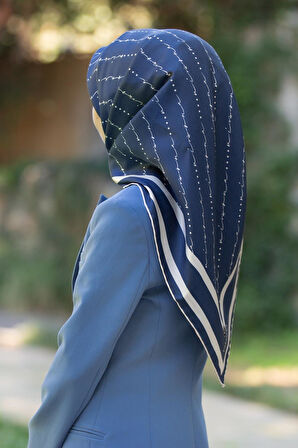 %100 Twill İpek El Yazısı Vissona Desenli İndigo Renkli Daha Tok Exclusive Serisi 90x90 Eşarp Kenar Dikiş Şekli : El Dikişi