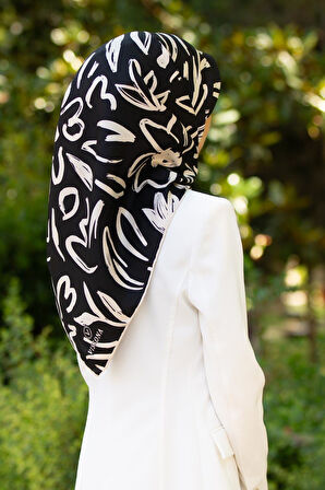 %100 Twill İpek Büyük Çiçek Desenli Siyah - Krem Renkli 90x90 Eşarp Dikim Şekli : El Dikişi