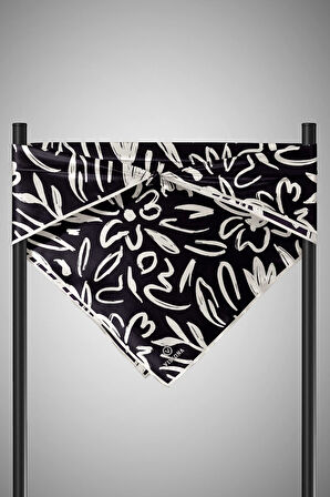 %100 Twill İpek Büyük Çiçek Desenli Siyah - Krem Renkli 90x90 Eşarp Dikim Şekli : El Dikişi