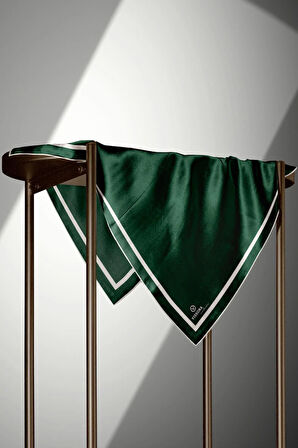 100% Twill İpek Düz Renk Bordür Zümrüt Yeşili - Krem Renkli Daha Tok Exclusive Serisi 90x90 Dikim Şekli : El Dikişi Eşarp