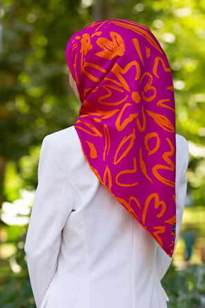 %100 Twill İpek Büyük Çiçek Desenli Fuşya - Turuncu Renkli 90x90 Eşarp Dikim Şekli : El Dikişi