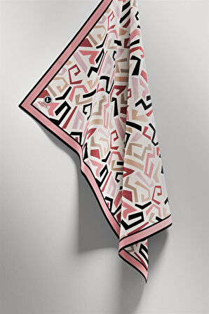 Twill Geometrik Desenli Pudra Renkli 90x90 Eşarp (İpek İçermez) Kenar Dikiş Şekli El Dikişli
