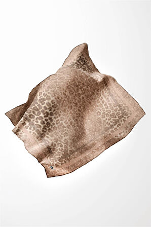 Twill Leopar Desenli Bej Renkli 90x90 Eşarp (İpek İçermez) Kenar Dikiş Şekli El Dikişli