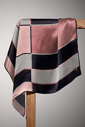 %100 Twill İpek Geometrik Desenli Pudra Renkli 90x90 Eşarp Dikim Şekli : El Dikişi