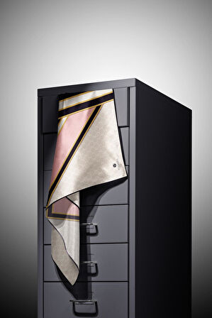 %100 Twill İpek Monogram ve Barok Desenli Pudra - Krem Renkli 90x90 Eşarp Dikim Şekli : El Dikişi