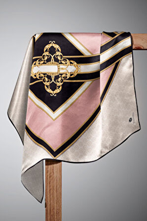 %100 Twill İpek Monogram ve Barok Desenli Pudra - Krem Renkli 90x90 Eşarp Dikim Şekli : El Dikişi