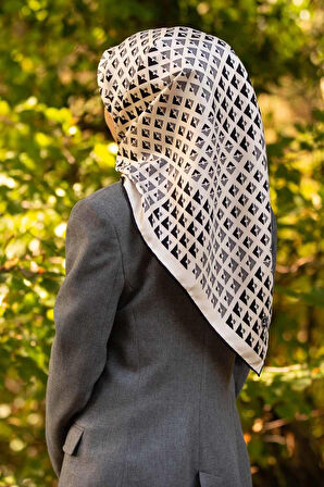 %100 Twill İpek Geometrik Desenli Beyaz - Siyah Renkli 90x90 Eşarp Dikim Şekli : El Dikişi