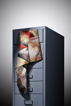 %100 Twill İpek Efektli ve Geometrik Desenli Bej - Kırmızı Renkli 90x90 Eşarp Dikim Şekli : El Dikişi