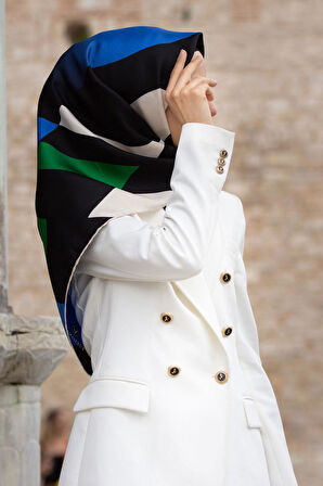 %100 Twill İpek Geometrik Desenli Zümrüt Yeşili - Saks Renkli 90x90 Eşarp Dikim Şekli : El Dikişi