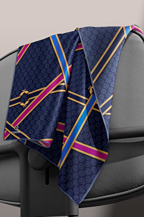 %100 Twill İpek Kemerli Ve Monogram Desenli Lacivert - Fuşya Renkli 90x90 Eşarp Dikim Şekli : El Dikişi