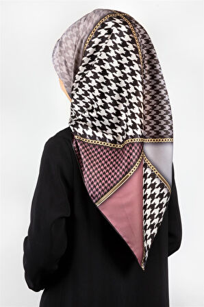 Twil Geometrik Ve Kazayak Desenli Pudra - Gri Renkli 90x90 Eşarp (İpek İçermez) Dikim Şekli : El Dikişi