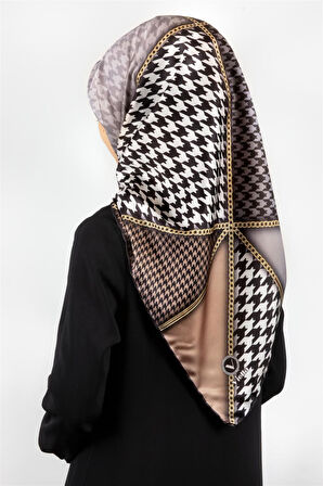 Twil Geometrik Ve Kazayak Desenli Gri - Bej Renkli 90x90 Eşarp (İpek İçermez) Dikim Şekli : El Dikişi