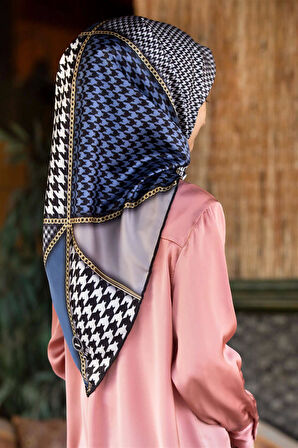 Twil Geometrik Ve Kazayak Desenli İndigo Renkli 90x90 Eşarp (İpek İçermez) Dikim Şekli : El Dikişi