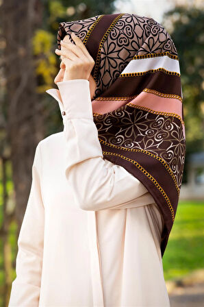 Twill Gold Detaylı ve Geometrik Desenli Kahverengi - Pudra Renkli 90x90 Eşarp (İpek İçermez) Dikim Şekli : El Dikişi