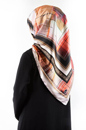 Twill Gold Çerçeveli ve Fırça Desenli Pudra Renkli 90x90 Eşarp (İpek İçermez) Dikim Şekli : El Dikişi