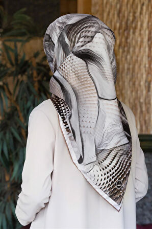 Twill Geometrik Ve Dalga Desenli Bej Renkli 90x90 Eşarp (İpek İçermez) Dikim Şekli : El Dikişi