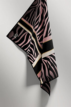 Twill Zebra Desenli Siyah - Pudra Renkli 90x90 Eşarp (İpek İçermez) Dikim Şekli : El Dikişi