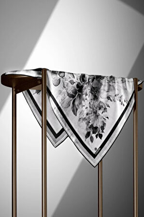 %100 Twill İpek Bahar Çiçekleri Desenli Siyah - Beyaz Renkli 90x90 Eşarp Dikim Şekli : El Dikişi