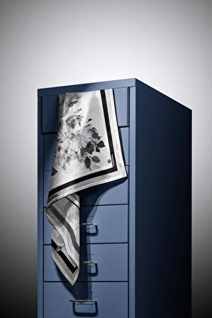 %100 Twill İpek Bahar Çiçekleri Desenli Siyah - Beyaz Renkli 90x90 Eşarp Dikim Şekli : El Dikişi