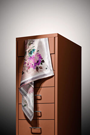 %100 Twill İpek Bahar Çiçekleri Desenli Fuşya - Petrol Mavisi Renkli 90x90 Eşarp Dikim Şekli : El Dikişi