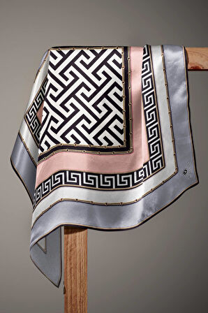 %100 Twill İpek Labirent Ve Geometrik Desenli Gri - Pudra Renkli 90x90 Eşarp Dikim Şekli : El Dikişi