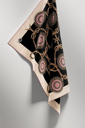 Twill Kemerli Ve Geometrik Desenli Pudra Renkli 90x90 Eşarp (İpek İçermez) Kenar Dikiş Şekli El Dikişli