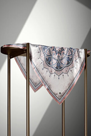 %100 Twill İpek Şal Desenli Pudra - Bebe Mavisi Renkli 90x90 Eşarp Dikim Şekli : El Dikişi