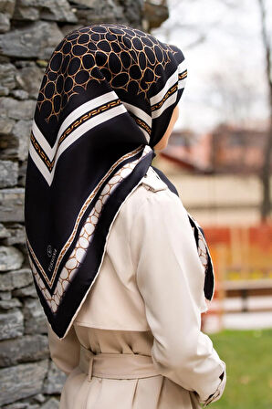 %100 Twill İpek Gold Halka Desenli Siyah - Krem Renkli 90x90 Eşarp Dikim Şekli : El Dikişi