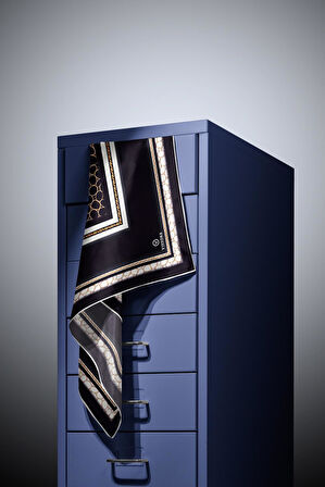 %100 Twill İpek Gold Halka Desenli Siyah - Krem Renkli 90x90 Eşarp Dikim Şekli : El Dikişi