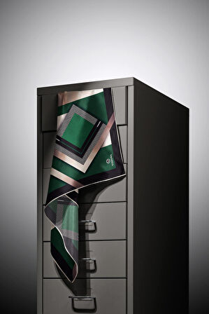 %100 Twill İpek Zebra Desenli Zümrüt Yeşili - Siyah Renkli 90x90 Eşarp Dikim Şekli : El Dikişi