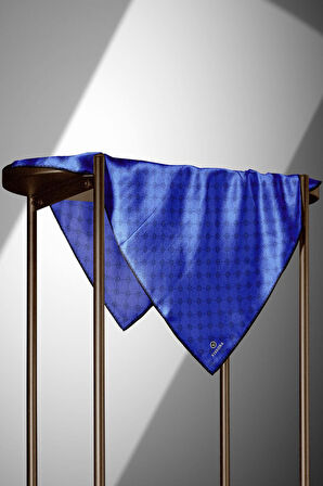 %100 Twill İpek Monogram Desenli Saks Renkli 90x90 Eşarp Dikim Şekli : El Dikişi