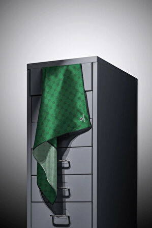 %100 Twill İpek Monogram Desenli Zümrüt Yeşili Renkli 90x90 Eşarp Dikim Şekli : El Dikişi