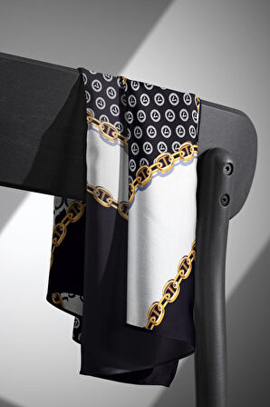 %100 Twill İpek Monogram Ve Zincir Desenli Siyah - Beyaz Renkli 90x90 Eşarp Dikim Şekli : El Dikişi