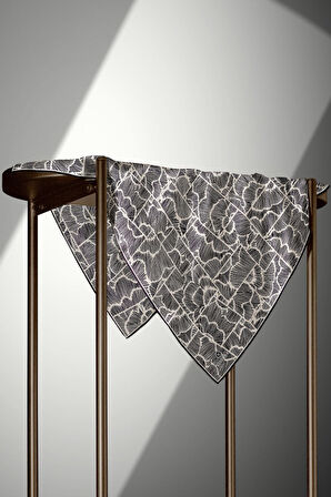 %100 Twill İpek Geometrik Desenli Siyah - Krem Renkli 90x90 Eşarp Dikim Şekli : El Dikişi