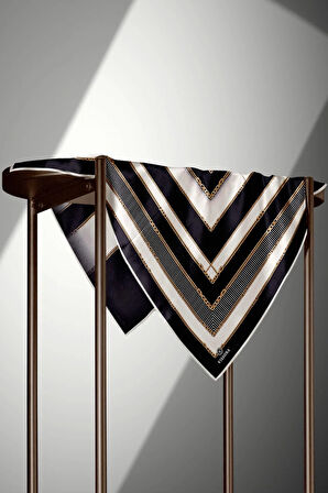 %100 Twill İpek Zincir Detaylı Geometrik Desenli Siyah - Krem Renkli 90x90 Eşarp Dikim Şekli : El Dikişi