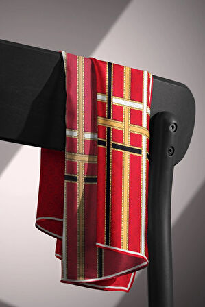 %100 Twill İpek Gold Şeritli Monogram Desenli Kırmızı - Gold Renkli 90x90 Eşarp Dikim Şekli : El Dikişi